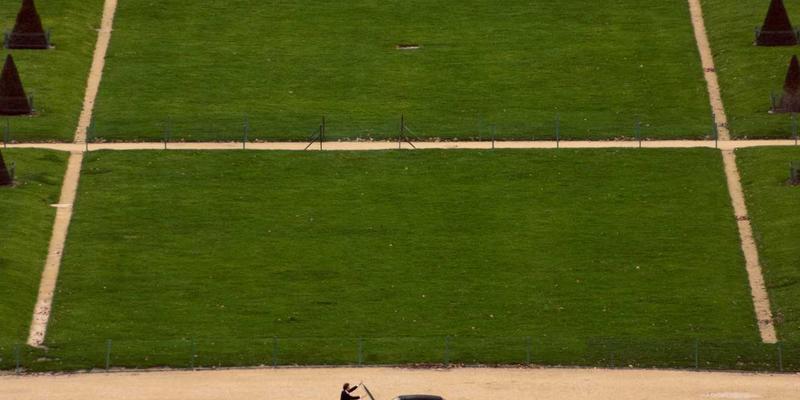 从匠心到智造：传统工匠与现代工程师的职业素养在商务资讯与政务信息时代的传承演变