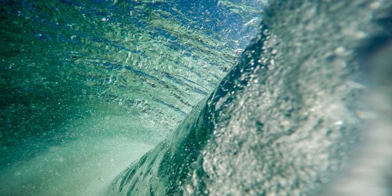 政务信息、生活服务与商务资讯的融合之道：新媒体运营的“三多”策略构建内容生态